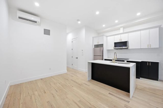 49 W  55th St #4A, New York, NY 10019
