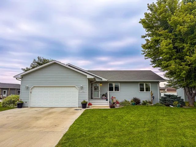 2452 Prairie Green Dr, Huron, SD 57350