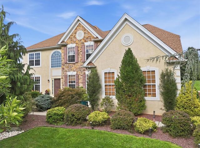 18 Creek Ct, Easton, PA 18040
