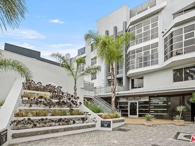 171 N  Church Ln #Penthouse 10, Los Angeles, CA 90049
