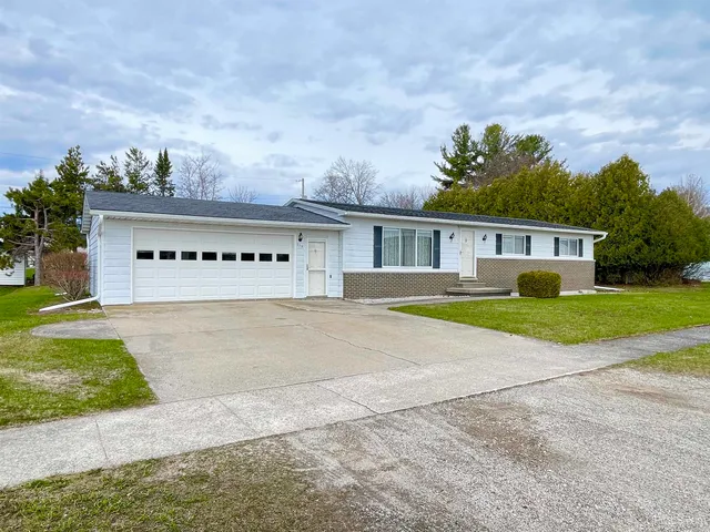 219 New Delta Ave, Manistique, MI 49854