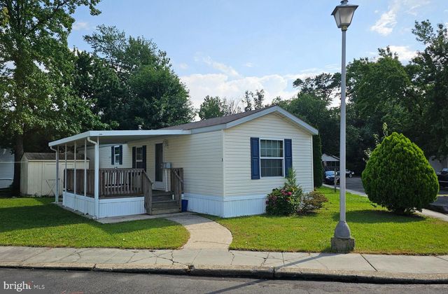 1 Sterling Ct, East Windsor, NJ 08520