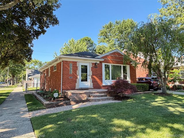 20950 Country Club Dr, Harper Woods, MI 48225