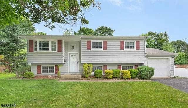 35 Saint Marys Dr, Succasunna, NJ 07876
