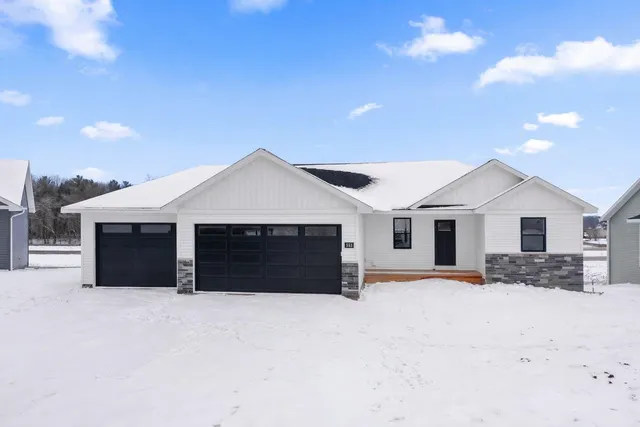 553 Horton Ter, Hortonville, WI 54944
