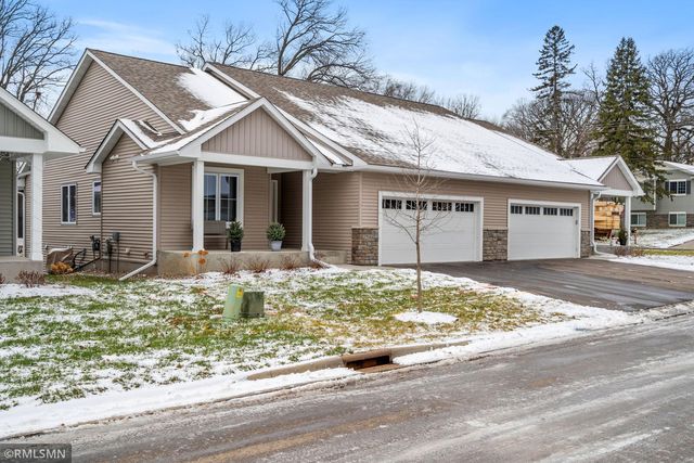 2086 Kari Ln, North Saint Paul, MN 55109