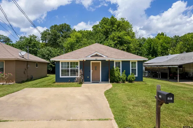 1107 W  8th St, Mount Pleasant, TX 75455