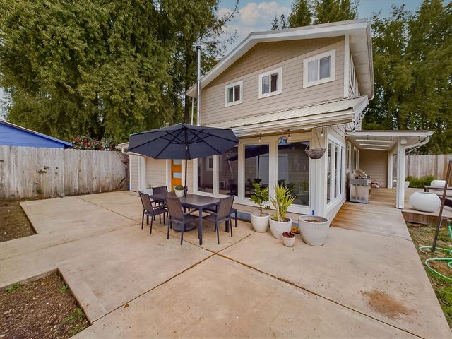 535 Redway Dr, Redway, CA 95560