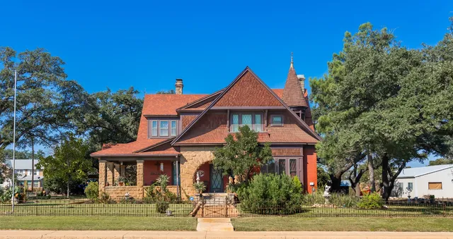 704 S  Bridge St, Brady, TX 76825