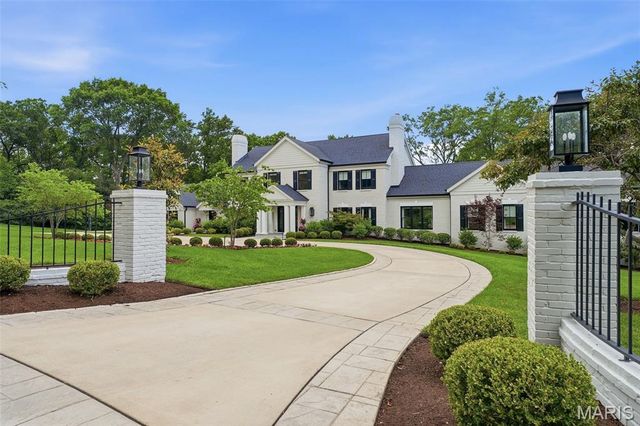 4 Warridge Dr, Saint Louis, MO 63124