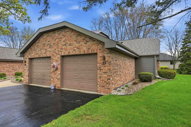 82 Spencer Village Ct, Appleton, WI 54914
