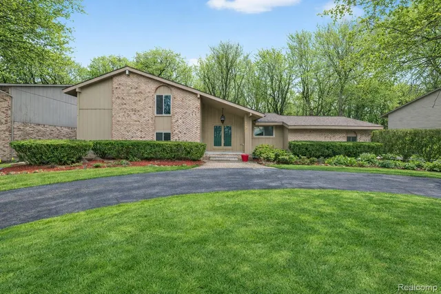 28902 Creek Bend Dr, Farmington Hills, MI 48331