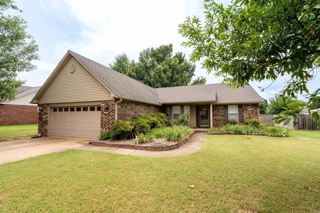 207 Crain Dr, Searcy, AR 72143