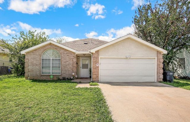 2912 Canberra Ct, Fort Worth, TX 76105