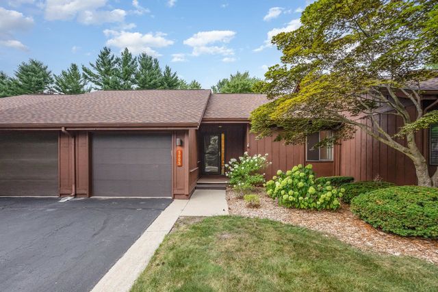 5005 Grandview Cir, Midland, MI 48640