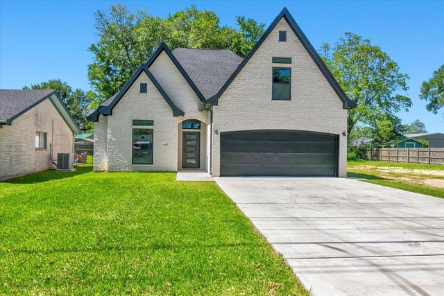 2526 10th St, Port Neches, TX 77651