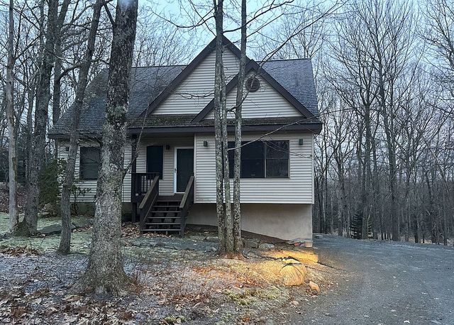 332 Surrey Dr, Lords Valley, PA 18428
