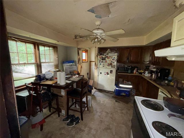 3134 La Vista Dr, Saint Ann, MO 63074