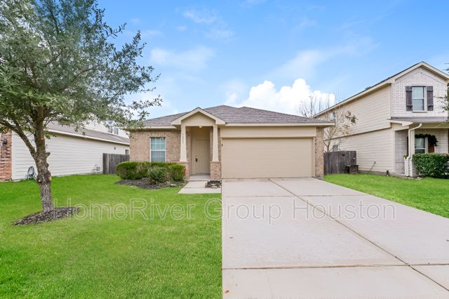 7022 Hazelnut Ln, Baytown, TX 77521