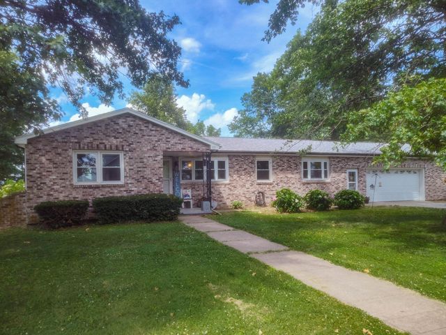 905 Grandview Ave, Slater, MO 65349