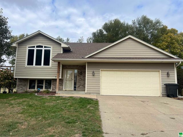 1807 Country Club Dr, Elk Point, SD 57025