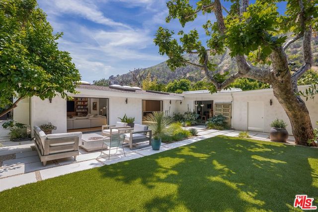 3328 Mandeville Canyon Rd, Los Angeles, CA 90049