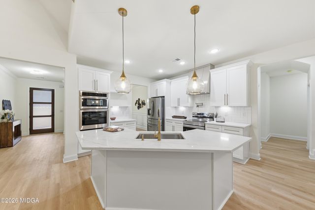 370 Harbour Shores Dr, Jackson, GA 30233