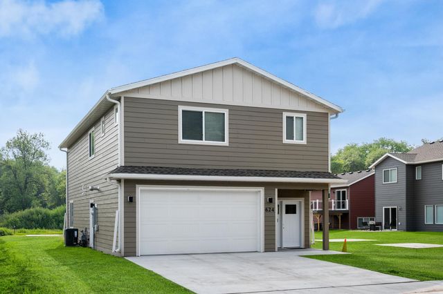 646 Columbia Ct, Grand Forks, ND 58203