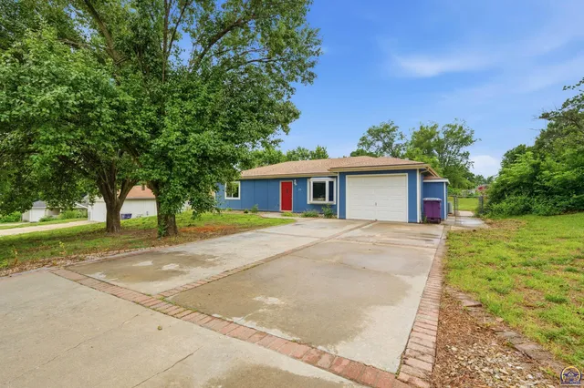 326 Stallion Cir, Ogden, KS 66517
