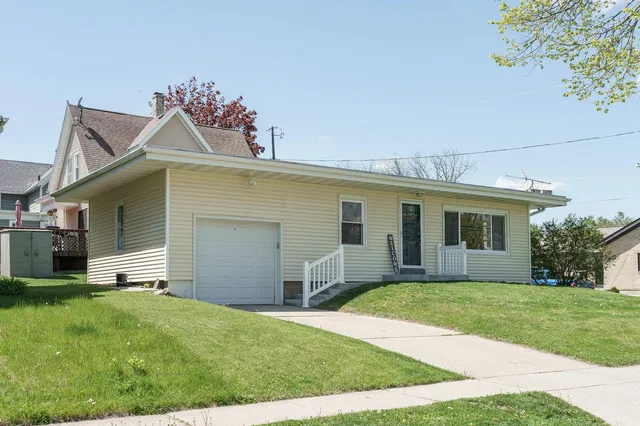 618 N Water STREET, Watertown, WI 53098
