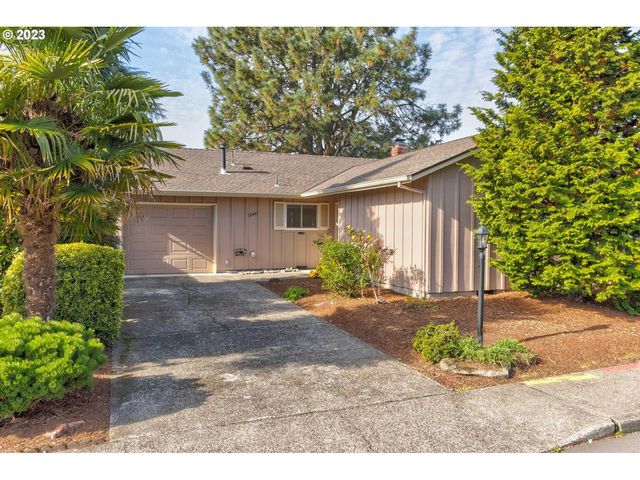 12441 SW King George Dr, King City, OR 97224