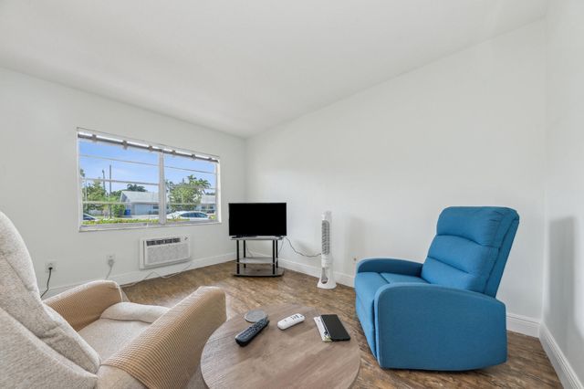 2111 NE 56th Street #106, Fort Lauderdale, FL 33308