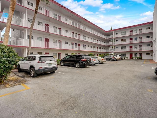 4270 NW 40th St #313, Lauderdale Lakes, FL 33319