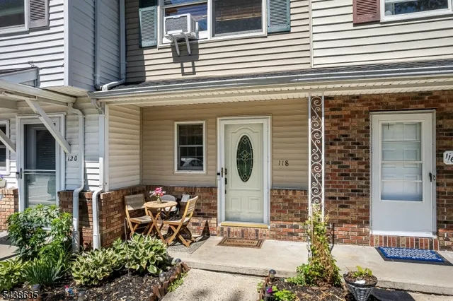 118 Brook Dr, Hackettstown, NJ 07840