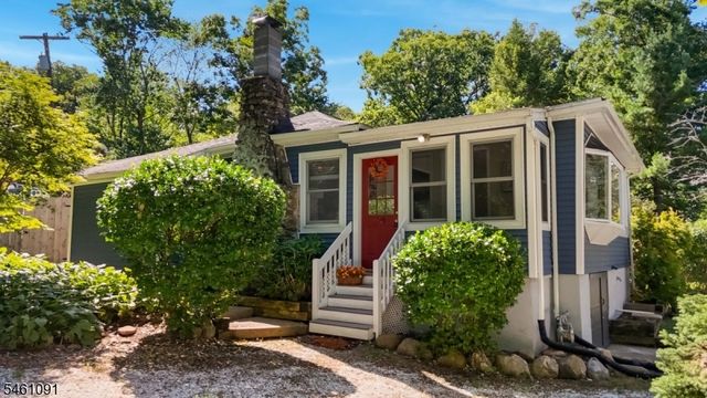 32 Laurel Dr, Oak Ridge, NJ 07438