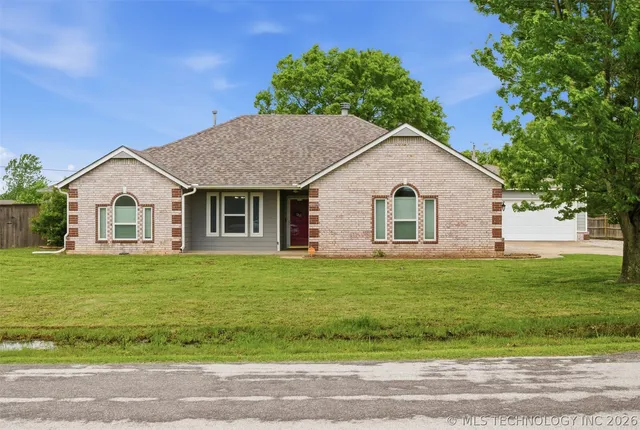 25406 S  Valley Dr, Claremore, OK 74019