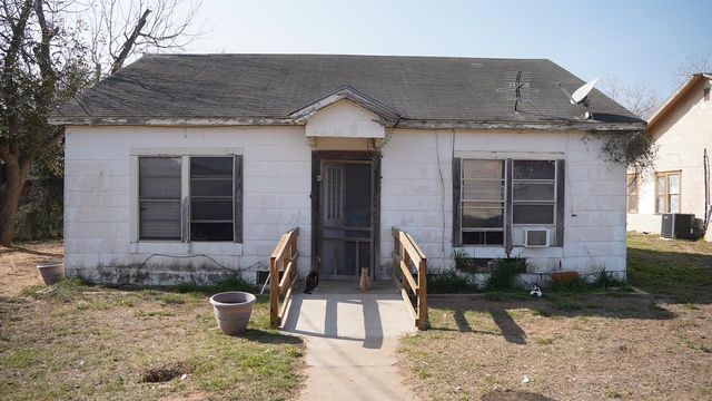 307 N  Maria St, Hebbronville, TX 78361