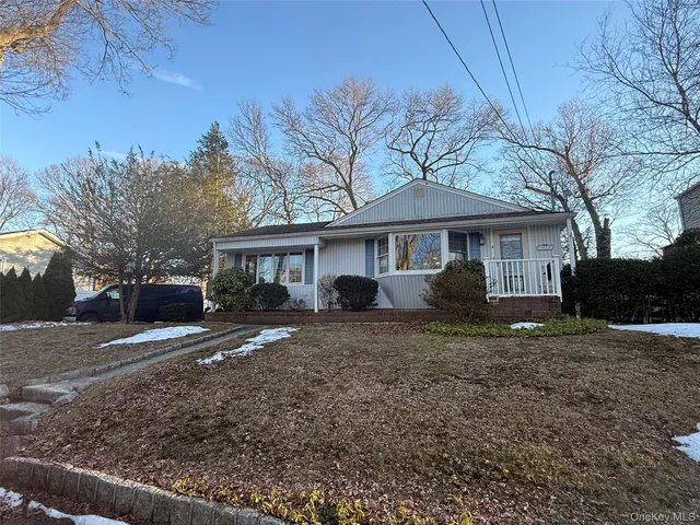 8 Dee, Huntington Station, NY 11746