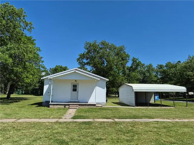 400 W  5th St, Longton, KS 67352