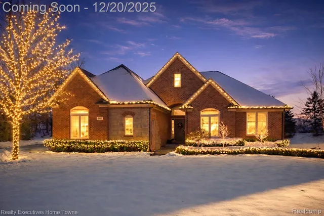 63072 Plantation Ct, Washington, MI 48095