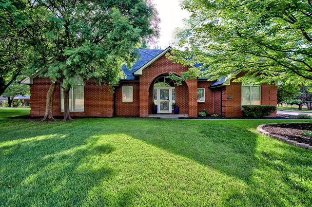 2207 Oak Leaf Cir, Enid, OK 73703