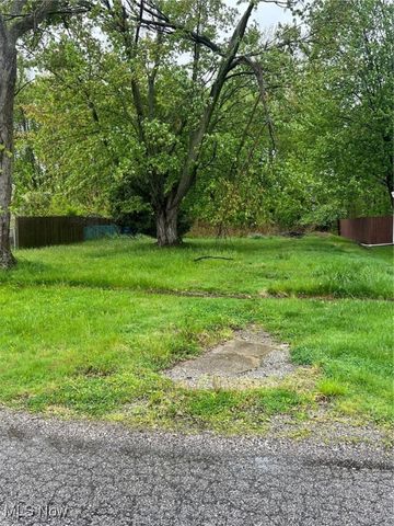 518 Lafayette Blvd, Sheffield Lake, OH 44054