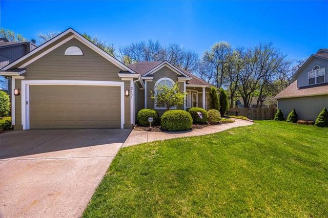 517 SW Stacey Dr, Lees Summit, MO 64082