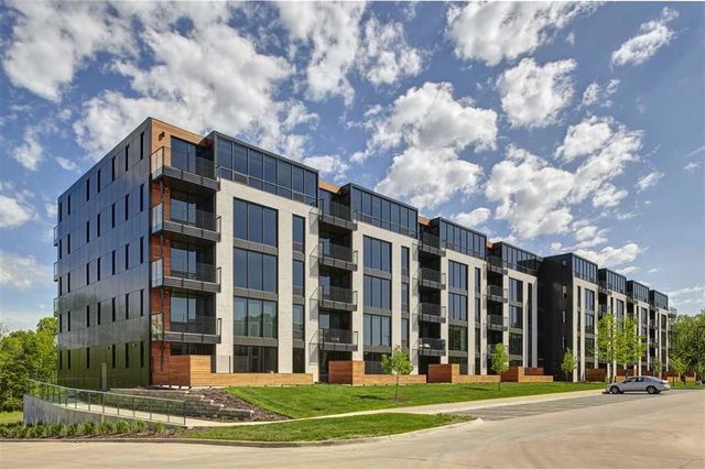 1 University Way #414, Iowa City, IA 52246