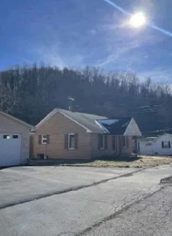 323 Broadway St, North Tazewell, VA 24630