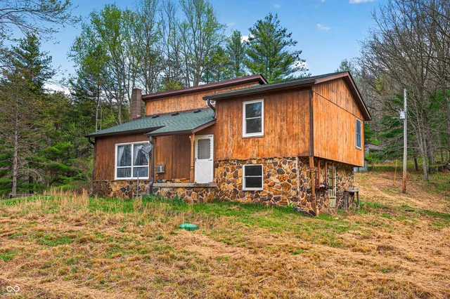 1081 US Highway 50 W, Mitchell, IN 47446