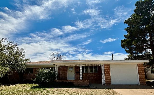 902 W  Hervey Dr, Roswell, NM 88203