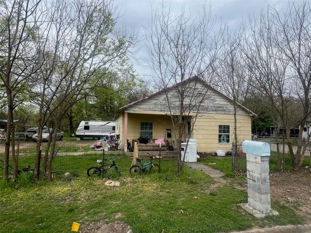 831 Lawrence St, Gainesville, TX 76240