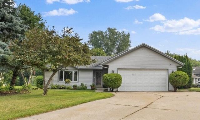 N28W22560 Foxwood LANE, Waukesha, WI 53186