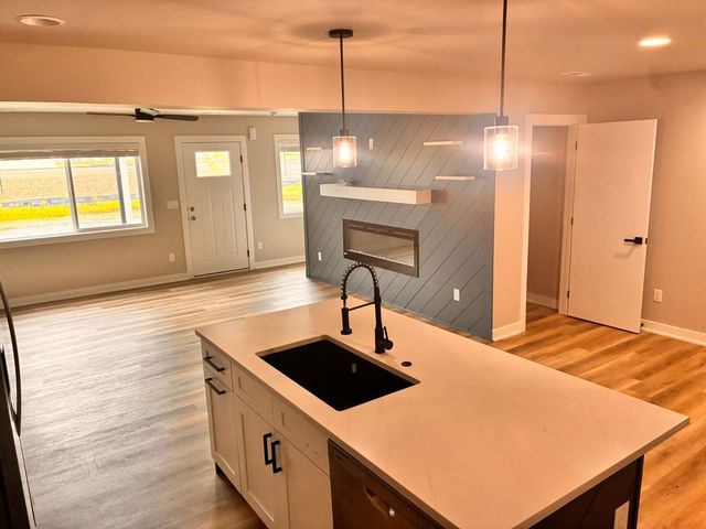 14420 Springbrook Trl, Urbandale, IA 50323